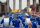 Более 400 практикующих Фалуньгун из 14 стран участвовали в уличном шествии в центре Берлина