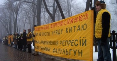 Практикующие Фалуньгун в Киеве проводят акцию против репрессий Фалуньгун в Китае