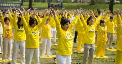 Сотни последователей Фалуньгун выполняют упражнения