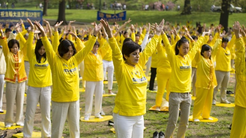 Сотни последователей Фалуньгун выполняют упражнения