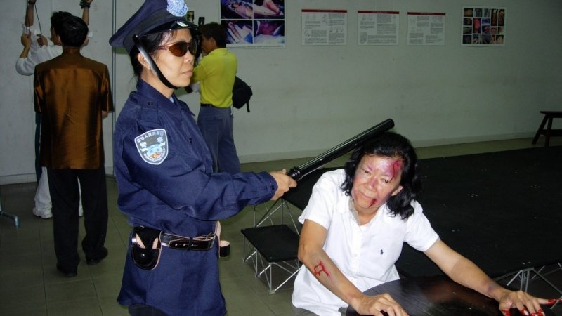 Инсценировка одной из пыток, применяемой в китайских тюрьмах