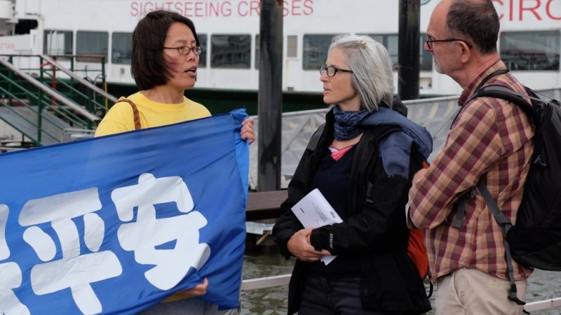 Практикующие Фалуньгун разных стран, организовали пикет у китайского посольства в Нью-Йорке.