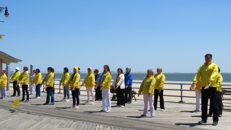 Последователи Фалунь Дафа, приехавшие из России в Нью-Йорк выполняют упражнения на побережье в Бруклине.