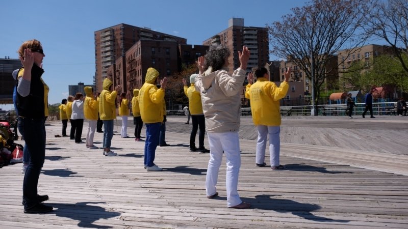 Последователи Фалунь Дафа, приехавшие из России в Нью-Йорк выполняют упражнения на побережье в Бруклине.