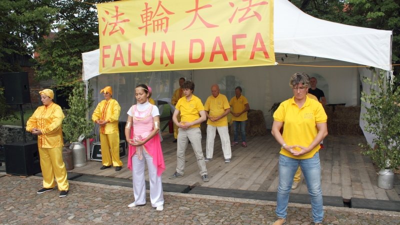 Последователи Фалуньгун на празднике города Кулдига в Латвии
