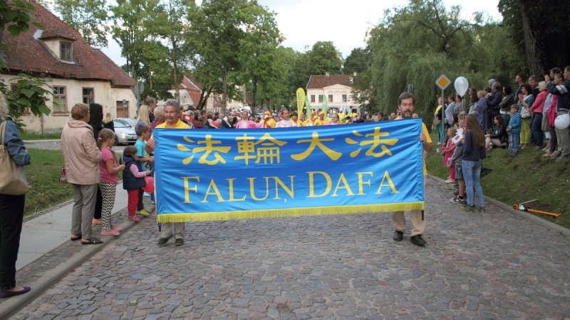 Последователи Фалуньгун на празднике города Кулдига в Латвии