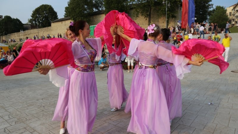 Последователи Фалуньгун приняли участие в праздничном шествии на Дне города Пскова