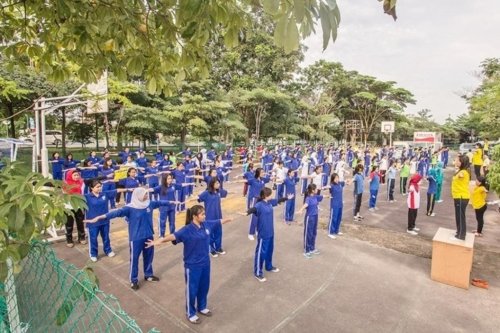Сто двадцать студентов и преподавателей колледжа в городе Батаме (Индонезия) изучают упражнения Фалуньгун, август 2016 года