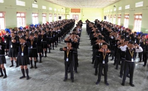 Ученики средней школы в индийском штате около границы с Мьянмой изучают упражнения Фалуньгун, июль 2016 года