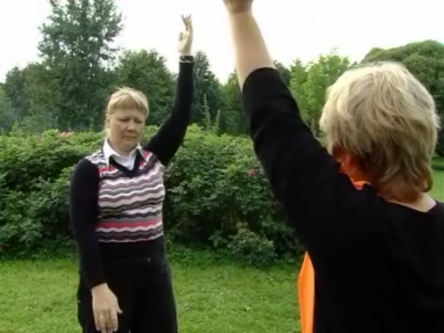 Галина Колосова (слева) выполняет упражнения Фалуньгун