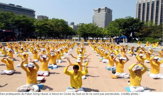 Фотография из газеты "Фигаро": практикующие Фалуньгун в Сеуле, Корея, где практику не преследуют.