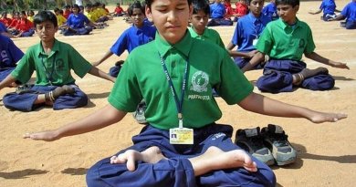 Школьники Индии коллективно выполняют упражнения Фалуньгун