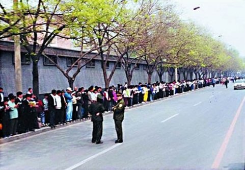 25 апреля 1999 года более 10 000 последователей Фалуньгун собрались у Центрального офиса обращений Китая, рядом с Чжунанхаем, надеясь положить конец усиливающемуся притеснению со стороны правительства.