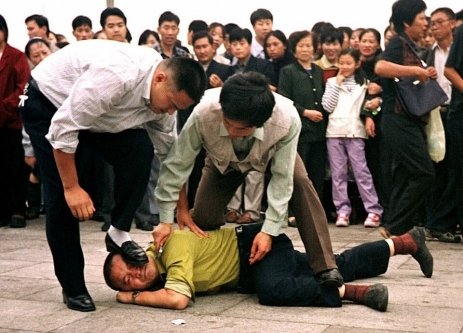 Полиция в штатском начала задерживать последователей Фалуньгун на площади Тяньаньмэнь, около 2000 года