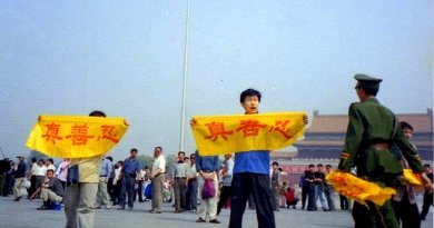 Последователи Фалуньгун на площади Тяньаньмэнь выражают протест против репрессий. Пекин