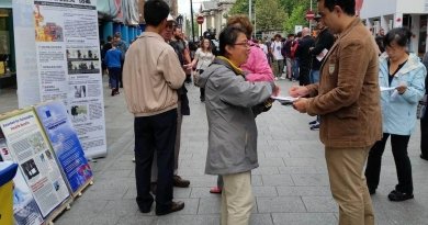 Практикующие Фалуньгун раздают информационные материалы на Графтон-стрит в Дублине