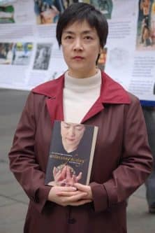 Дженнифер Цзен держит в руках автобиографическую книгу «История свидетеля», в которой описаны пережитые ею события в Китае - она подверглась репрессиям за то, что занимается Фалуньгун. Фото: The Epoch Times