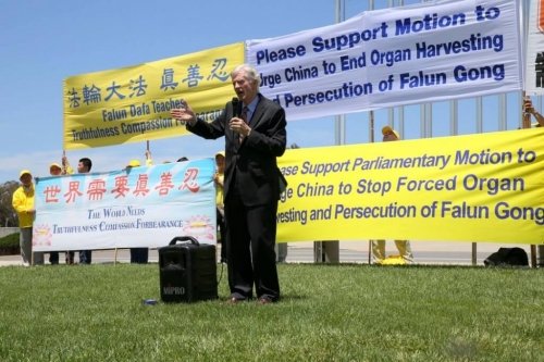 Дэвид Килгур, бывший госсекретарь Канады по Азиатско-Тихоокеанскому региону, выступает на митинге