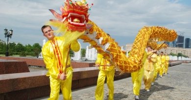 Китайский дракон на празднике Фалуньгун