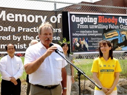 Джек Макларен, член законодательного собрания Онтарио, выражает поддержку Канады практикующим Фалуньгун