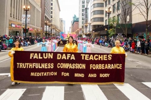 Практикующие Фалуньгун принимают участие в параде в честь Дня благодарения в Чикаго