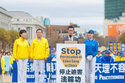 Ван Дейк рассказал присутствующим, что с мая 2015 года более 200 тысяч практикующих Фалуньгун подали иски против Цзян Цзэминя