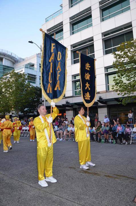 Последователи Фалуньгун на параде Фонарей