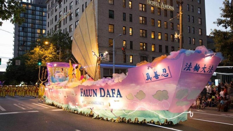 Платформа последователей Фалуньгун на Параде фонарей летнего фестиваля Seafair