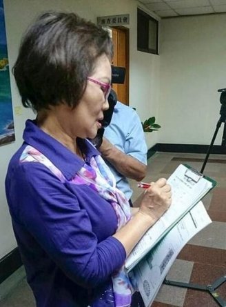 Депутат Городского совета Линь Чиу-Хуэй подписывает петицию, призывающую привлечь Цзян Цзэминя к правосудию