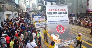 Во время шествия последователи Фалуньгун несут плакат с призывом остановить санкционированное коммунистическим режимом насильственное извлечение органов у их единомышленников в Китае. Гонконг. Июль 2014 года. Фото: minghui.org