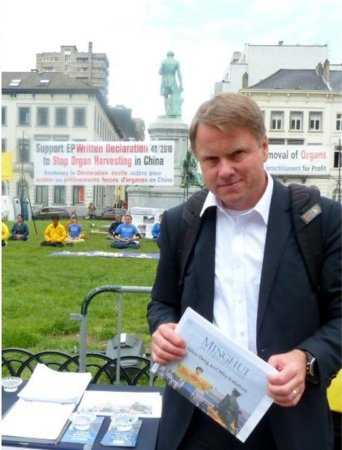 Профессор из Чехии Мартин Бурсик выразил поддержку Фалуньгун и подписал петицию против извлечения органов