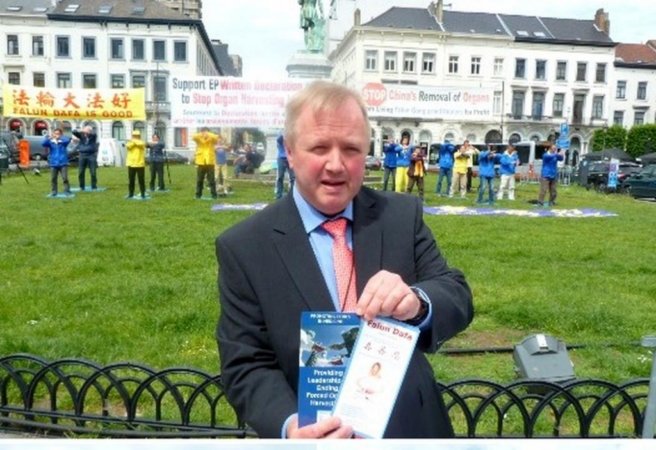 Депутат Европарламента из Германии Арне Герике посетил митинг, чтобы поддержать занимающихся практикой Фалуньгун. Арне Герике пришёл на митинг с копией декларации в руках.