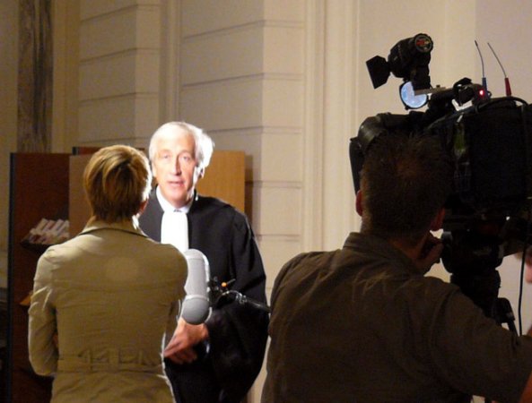 Известный международный бельгийский адвокат по правам человека Ботьер даёт интервью корреспонденту Национального телевидения Бельгии в здании бельгийского Высшего суда