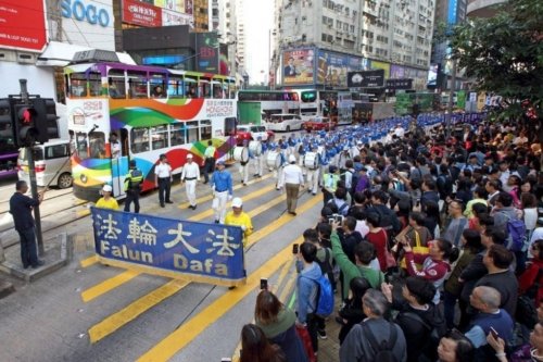 Парад последователей Фалуньгун в Гонконге
