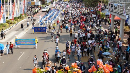 «Небесный оркестр» практикующих Фалуньгун на параде, посвящённом инаугурации президента Индонезии