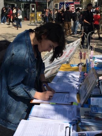 Молодая женщина подписывает петицию