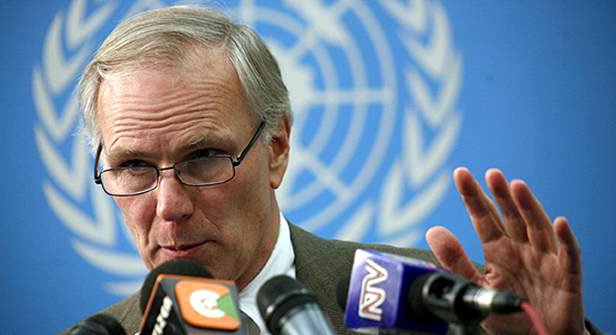Специальный докладчик ООН Филипп Элстон выступает на пресс-конференции ООН