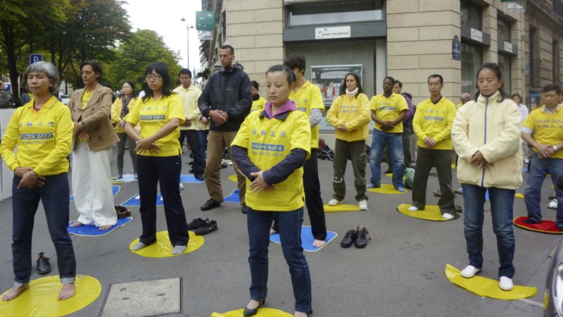 Париж. Последователи Фалуньгун выполняют упражнения у китайского посольства