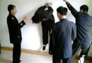 Пытки практикующих Фалуньгун во время их "преобразования" в тюрьмах