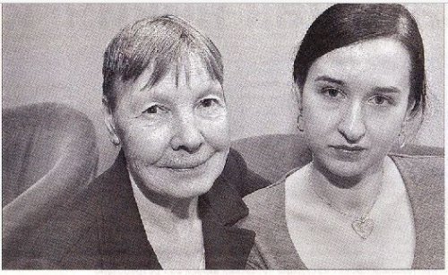 Бирута Скуиня (слева) и Виктория Куликова ― последовательницы Фалуньгун в Лиепая. Копия из газеты фото Эгона Зиверта
