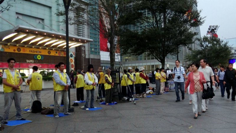 Практикующие Фалуньгун проводят информационное мероприятие в Тайване