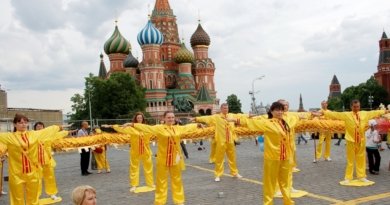 Выполнение упражнений Фалуньгун на Красной площади