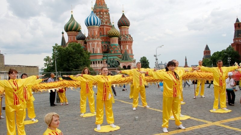 Выполнение упражнений Фалуньгун на Красной площади