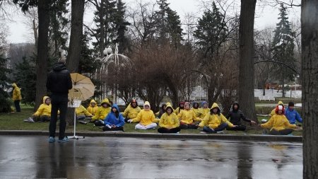 Последователи Фалуньгун выполняют медитацию. Москва, 2017 г. Фото: Тарас Дубенец