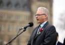Брюс Хайер, канадский депутат и заместитель лидера Партии Зелёных, выступает с речью на митинге на Парламентском холме в Оттаве