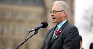 Брюс Хайер, канадский депутат и заместитель лидера Партии Зелёных, выступает с речью на митинге на Парламентском холме в Оттаве