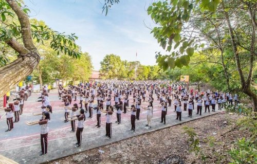 Более тысячи учеников, преподавателей и сотрудников высшей школы Теладан изучают упражнения Фалуньгун