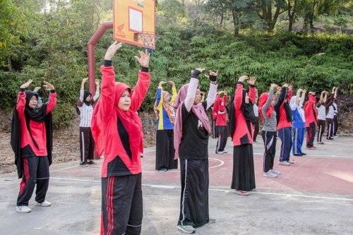 Преподаватели и ученики высшей школы Картини изучают упражнения Фалуньгун