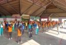 Сто двадцать студентов и преподавателей колледжа Путраджайя обучаются упражнениям Фалуньгун, июль 2016 года. Индонезия