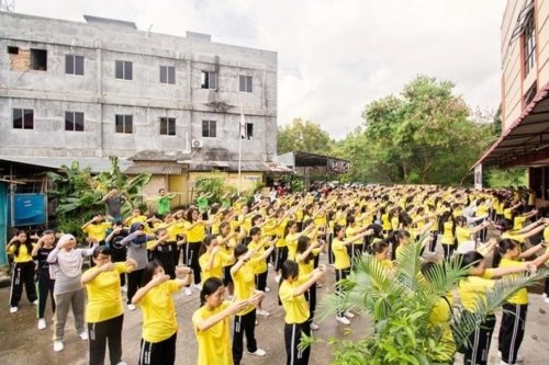 Студенты колледжа "Алмаз надежды" обучаются упражнениям Фалуньгун, июль 2016 года. Индонезия